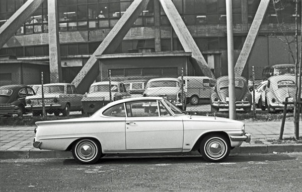 (13-1b)(126-35) 1961-62 Ford Consul Capｒli 2dr Coupe(前期型・窓に支柱あり）.jpg